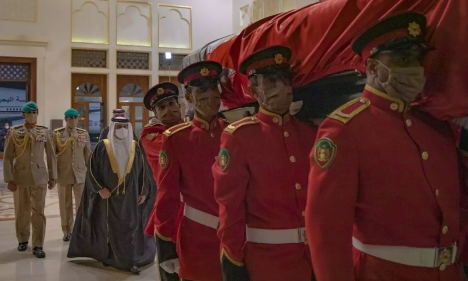 അന്തരിച്ച ബഹ്​റൈൻ പ്രധാനമന്ത്രിയുടെ മൃതദേഹം ഹമദ്​ രാജാവ്​ ഏറ്റുവാങ്ങി