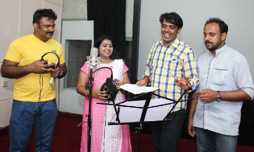 വാതിക്കൽ വന്നല്ലോ വോട്ട്​, മാസ്​കണിഞ്ഞ്​ ചെയ്യണം വോട്ട്​