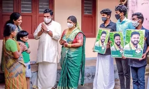 കതിർമണ്ഡപത്തിൽനിന്ന്​ പ്രചാരണത്തിന്​ ഇറങ്ങി വധൂവരന്മാർ