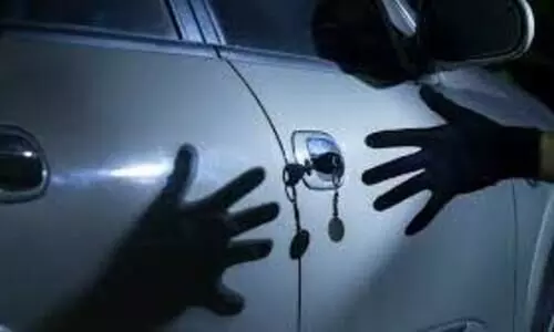 വ്യവസായികളെ ആക്രമിച്ച് തട്ടിയെടുത്ത കാർ തമിഴ്നാട്ടിൽ കണ്ടെത്തി