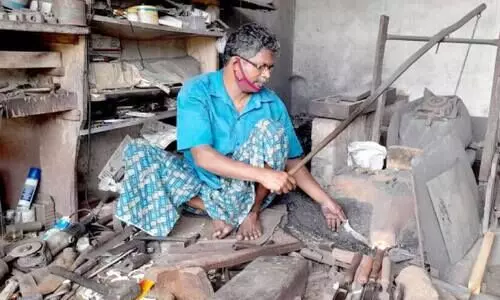 കോവിഡിനുമുമ്പേ ഫോൺ നമ്പർ കുറിച്ചു​െവച്ച് പി.കെ. രാജു