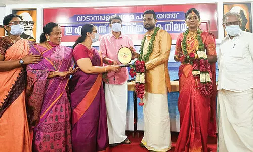 അവിടെ താലികെട്ട്, ഇവിടെ പഞ്ചായത്ത് യോഗം