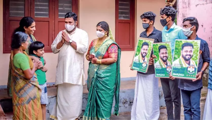 കതിർമണ്ഡപത്തിൽനിന്ന് പ്രചാരണത്തിന് ഇറങ്ങി വധൂവരന്മാർ കതിർമണ്ഡപത്തിൽനിന്ന് പ്രചാരണത്തിന് ഇറങ്ങി വധൂവരന്മാർ