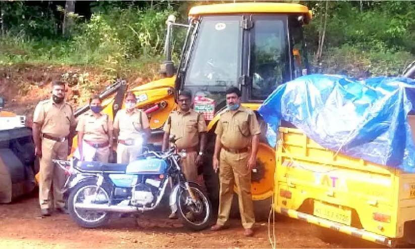 വനഭൂമി കൈയേറി മാലിന്യം തള്ളിയവർ പിടിയിൽ വനഭൂമി കൈയേറി മാലിന്യം തള്ളിയവർ പിടിയിൽ