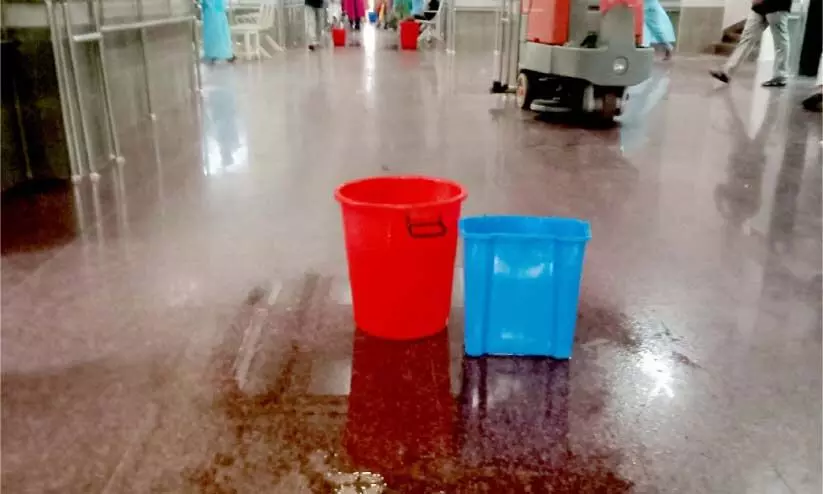 കോട്ടയം മെഡിക്കൽ കോളജ്​ അത്യാഹിത വിഭാഗത്തിനുള്ളിൽ മഴയില്ലാത്തപ്പോഴും ചോർച്ച