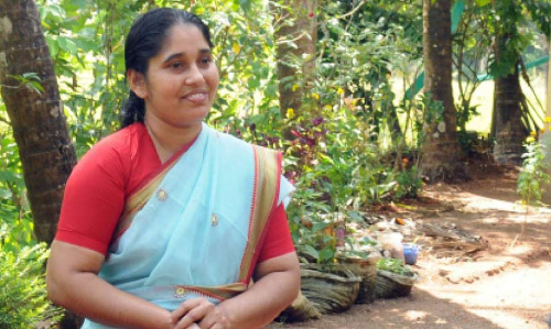 രക്തസാക്ഷി ധനരാജി​െൻറ ഭാര്യ സജിനി മത്സര വേദിയിൽ; പിന്തുണയറിയിച്ച് കെ.കെ. രമ