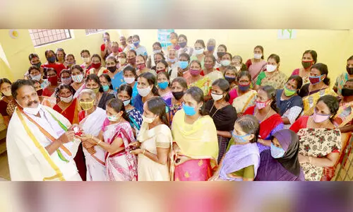 വാര്‍ഡ് അംഗത്തിന്​ തൊഴിലുറപ്പ് തൊഴിലാളികളുടെ സ്വർണോപഹാരം