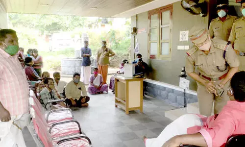 പ്ര​തി​യെ സം​ര​ക്ഷി​ക്കു​ന്നെ​ന്ന്​; പൊ​ലീ​സ് സ്​​റ്റേ​ഷ​നി​ൽ കു​ത്തി​യി​രു​ന്ന് ചി​റ്റ​യം ഗോ​പ​കു​മാ​ർ എം.​എ​ൽ.​എ