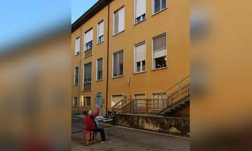 പ്രിയേ, ഇതാ നിൻ പ്രിയ ഗാനം - കാണാൻ കൊറോണ നിയമം തടസ്സമായി; ആശുപത്രി ജനാലക്ക് താഴെയിരുന്ന് ഭാര്യയുടെ ഇഷ്ട ഗാനം മീട്ടി 81കാരൻ