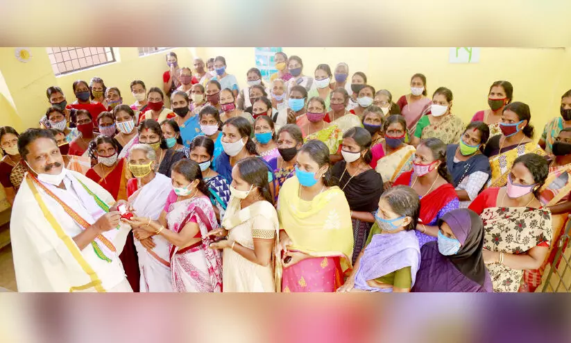 വാര്‍ഡ് അംഗത്തിന്​ തൊഴിലുറപ്പ് തൊഴിലാളികളുടെ സ്വർണോപഹാരം