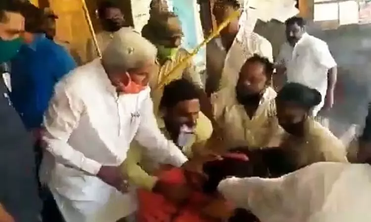 സ്വന്തം പാർട്ടിയിലെ വനിതാ കൗൺസിലറെ നിലത്തിട്ട് ചവിട്ടി ബി.ജെ.പി എം.എൽ.എ സ്വന്തം പാർട്ടിയിലെ വനിതാ കൗൺസിലറെ നിലത്തിട്ട് ചവിട്ടി ബി.ജെ.പി എം.എൽ.എ