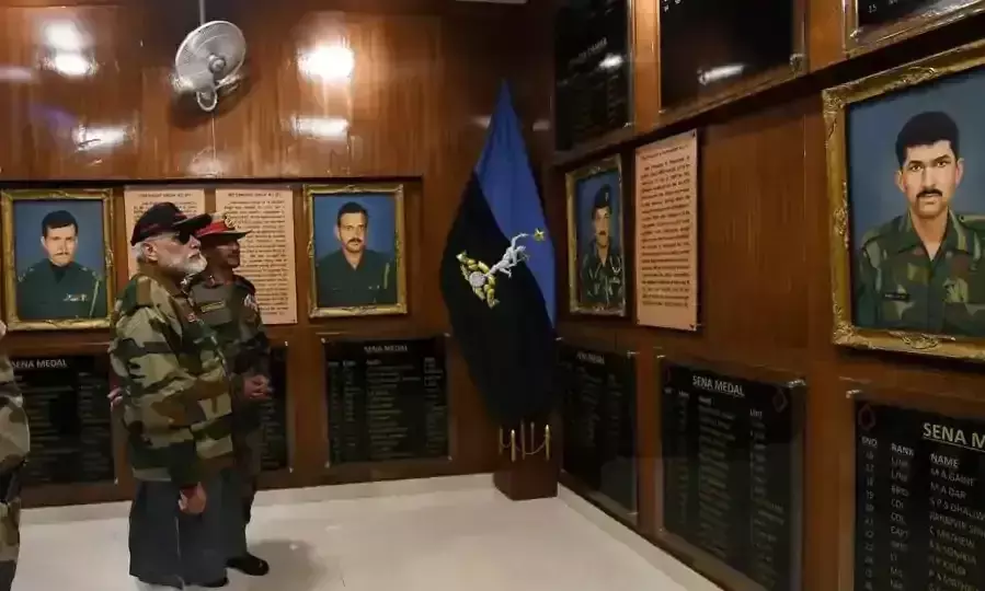 അതിർത്തിയിൽ സൈനികരോടൊപ്പം ദീപാവലി ആഘോഷിക്കാൻ മോദി അതിർത്തിയിൽ സൈനികരോടൊപ്പം ദീപാവലി ആഘോഷിക്കാൻ മോദി