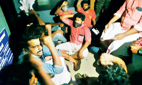 വോട്ടർപട്ടികയിൽ അപാകത; സെക്രട്ടറിയെ പൂട്ടിയിട്ട് ഡി.വൈ.എഫ്.ഐ പ്രവർത്തകർ