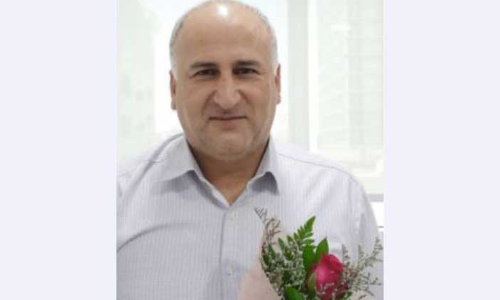 പി​ഴ​യാ​ണെ​ന്നു ക​രു​തി യാ​ത്ര​ക്കാ​ർ, പൂ​വുമായി ചി​രി​ച്ച് പൊ​ലീ​സ്