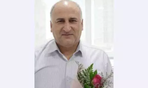 പി​ഴ​യാ​ണെ​ന്നു ക​രു​തി യാ​ത്ര​ക്കാ​ർ, പൂ​വുമായി ചി​രി​ച്ച് പൊ​ലീ​സ്