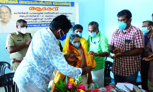 കോവിഡിനെ തോൽപിച്ച മുത്തശ്ശിക്ക് ആദരം