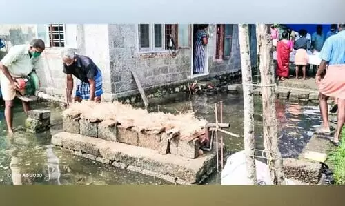 സംസ്​കരിക്കാനിടമില്ല; വയോധികന്​ വെള്ളക്കെട്ടിൽ ചിതയൊരുക്കി