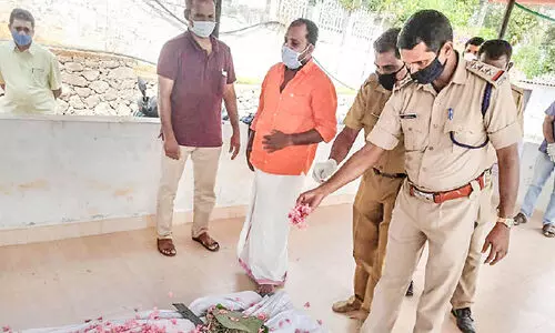 മാലമോഷണം: പ്രതിയുടെ ഭാര്യയുടെ അന്ത്യകർമത്തിന് ക്രമീകരണമൊരുക്കി പൊലീസ്