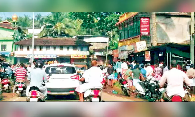 ബീഫ് വിലക്കുറവ്; വെള്ളിയാഴ്ച പുന്നക്കാട്ട് വൻ തിരക്ക്, ഗതാഗത സ്തംഭനം ബീഫ് വിലക്കുറവ്; വെള്ളിയാഴ്ച പുന്നക്കാട്ട് വൻ തിരക്ക്, ഗതാഗത സ്തംഭനം