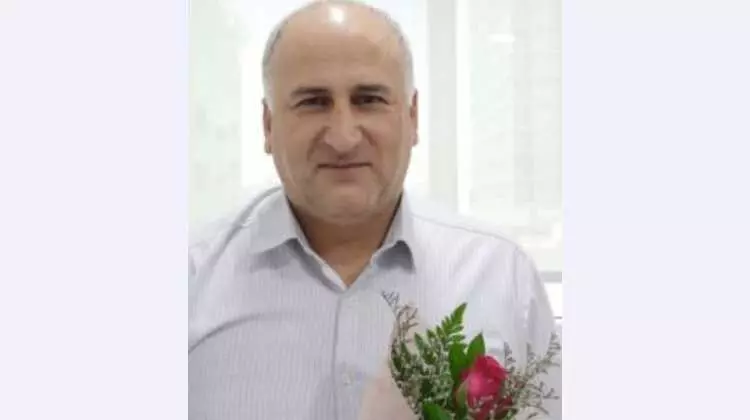 പിഴയാണെന്നു കരുതി യാത്രക്കാർ, പൂവുമായി ചിരിച്ച് പൊലീസ് പിഴയാണെന്നു കരുതി യാത്രക്കാർ, പൂവുമായി ചിരിച്ച് പൊലീസ്