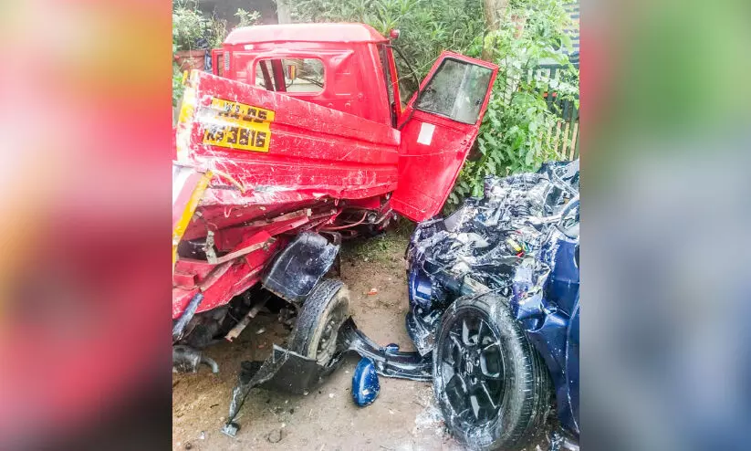ഏറ്റുമാനൂരിൽ ഓട്ടോയിൽ കാറിടിച്ച് രണ്ടുപേർക്ക് പരിക്ക് ഏറ്റുമാനൂരിൽ ഓട്ടോയിൽ കാറിടിച്ച് രണ്ടുപേർക്ക് പരിക്ക്