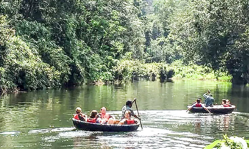 സഞ്ചാരികളെ ആകര്‍ഷിച്ച് ആങ്ങമൂഴി കൊട്ടവഞ്ചി സവാരി