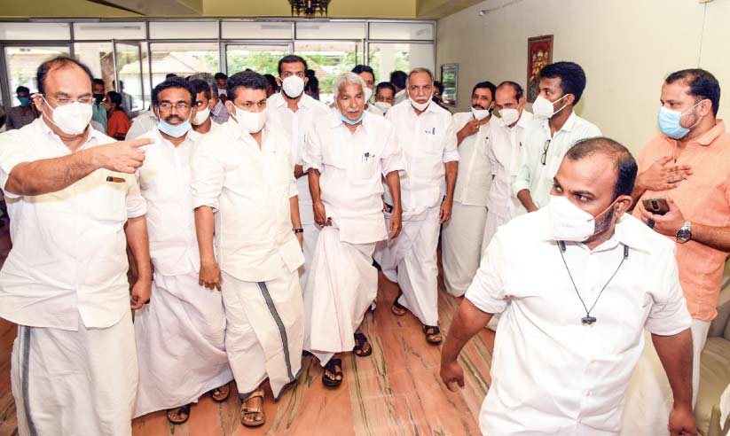 സ്റ്റാറ്റസ്കോ നിലനിർത്തണം: ഗ്രൂപ് നേതാക്കൾക്ക് ഉമ്മൻ ചാണ്ടിയുടെ താക്കീത് സ്റ്റാറ്റസ്കോ നിലനിർത്തണം: ഗ്രൂപ് നേതാക്കൾക്ക് ഉമ്മൻ ചാണ്ടിയുടെ താക്കീത്