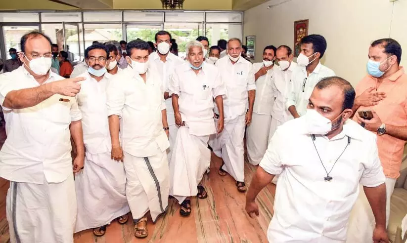 സ്റ്റാറ്റസ്കോ നിലനിർത്തണം: ഗ്രൂപ് നേതാക്കൾക്ക് ഉമ്മൻ ചാണ്ടിയുടെ താക്കീത് സ്റ്റാറ്റസ്കോ നിലനിർത്തണം: ഗ്രൂപ് നേതാക്കൾക്ക് ഉമ്മൻ ചാണ്ടിയുടെ താക്കീത്