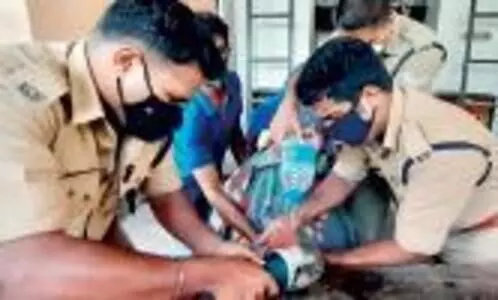 കുഞ്ഞി​െൻറ വിരലുകൾ ഇഡ്ഡലിത്തട്ടിൽ കുടുങ്ങി; രക്ഷകരായി ഫയർഫോഴ്സ്