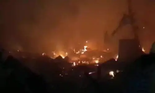കൊല്‍ക്കത്തയില്‍ വന്‍ തീപിടിത്തം; നിരവധി വീടുകള്‍ കത്തി നശിച്ചു