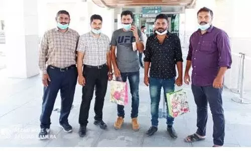 ര​തീ​ഷി​നും ലി​ജീ​ഷി​നും വെ​ൽ​െ​ഫ​യ​ർ ഫോ​റം ഉ​പ​ഹാ​രം ന​ൽ​കി