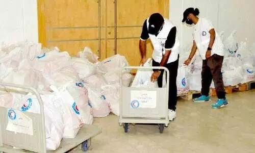 റെഡ്​ ക്രെസൻറ്​ സൊസൈറ്റി ഭക്ഷണക്കിറ്റ്​ നൽകി