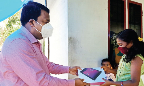 മു​ഖ്യ​മ​ന്ത്രി ന​ൽ​കി​യ ശി​ശു​ദി​ന സ​മ്മാ​ന​ത്തി​ൽ ശി​വാ​നി പ​ഠി​ക്കും