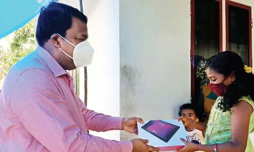 മു​ഖ്യ​മ​ന്ത്രി ന​ൽ​കി​യ ശി​ശു​ദി​ന സ​മ്മാ​ന​ത്തി​ൽ ശി​വാ​നി പ​ഠി​ക്കും