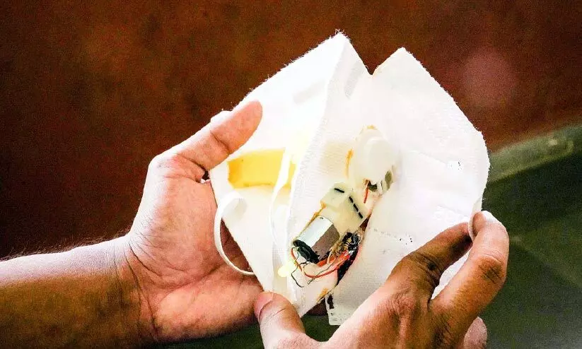 ചിപ്പ് ഘടിപ്പിച്ച മാസ്കുമായി കാലടി ആദിശങ്കര എൻജിനീയറിങ് കോളജ് ചിപ്പ് ഘടിപ്പിച്ച മാസ്കുമായി കാലടി ആദിശങ്കര എൻജിനീയറിങ് കോളജ്