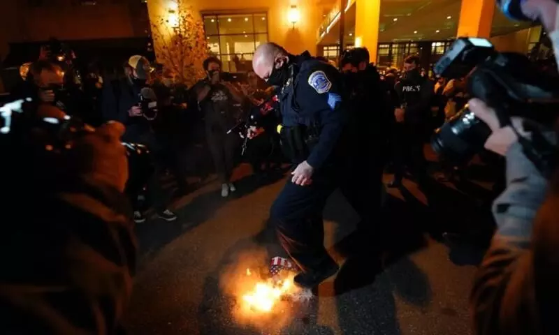 ട്രംപ് അനുകൂലികളും എതിരാളികളും ഏറ്റുമുട്ടി; കത്തിക്കുത്തും സംഘർഷവും ട്രംപ് അനുകൂലികളും എതിരാളികളും ഏറ്റുമുട്ടി; കത്തിക്കുത്തും സംഘർഷവും