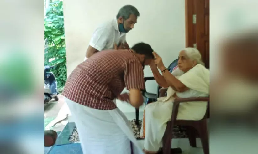 മുന്നിൽ രണ്ട് ചിഹ്നങ്ങളല്ല, മക്കളാണ്; മനസ്സ് തുറക്കാതെ വസുന്ധരാമ്മ മുന്നിൽ രണ്ട് ചിഹ്നങ്ങളല്ല, മക്കളാണ്; മനസ്സ് തുറക്കാതെ വസുന്ധരാമ്മ