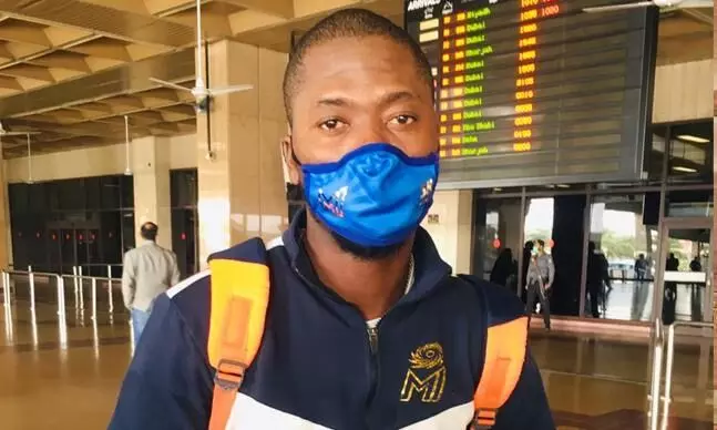 ജഴ്​സിയെങ്കിലും കൊടുത്തേക്കണേ; പാകിസ്​താൻ ലീഗിൽ റഥർഫോർഡ്​ കളിക്കാനെത്തിയത്​ മുംബൈ ഇന്ത്യൻസ്​ കിറ്റുമായി