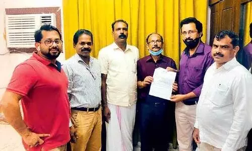 കോ​ഴി​ക്കോ​ട്​ സ്വ​ദേ​ശി​ക്ക് ഒ.​ഐ.​സി.​സി വി​മാ​ന ടി​ക്ക​റ്റ്​ ന​ൽ​കി