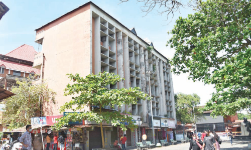 വണ്ടി നിർത്താൻ പ്ലാസകളായില്ല