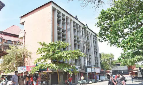 വണ്ടി നിർത്താൻ പ്ലാസകളായില്ല