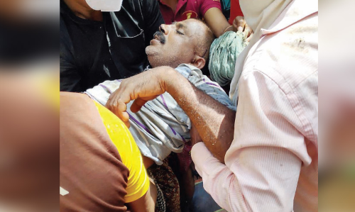 മരത്തിന് മുകളിൽ കുടുങ്ങിയ തൊഴിലാളിയെ രക്ഷപ്പെടുത്തി മരത്തിന് മുകളിൽ കുടുങ്ങിയ തൊഴിലാളിയെ രക്ഷപ്പെടുത്തി