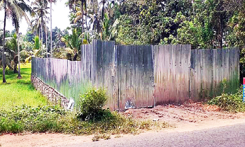 പൊ​ലീ​സി​െൻറ ഒ​ത്താ​ശ​യി​ൽ ഒ​റ്റ​രാ​ത്രി കൊ​ണ്ട് നി​ലം​നി​ക​ത്തി