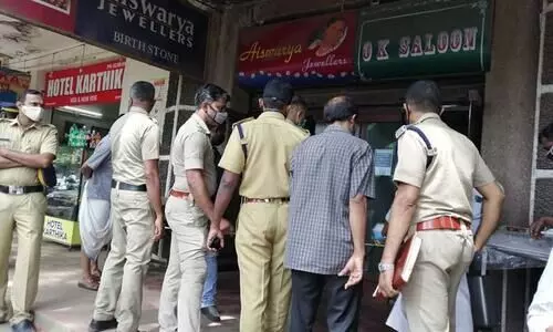 കൊച്ചിയിൽ ജ്വല്ലറിയിൽ ഒന്നരക്കോടിയുടെ കവർച്ച കൊച്ചിയിൽ ജ്വല്ലറിയിൽ ഒന്നരക്കോടിയുടെ കവർച്ച