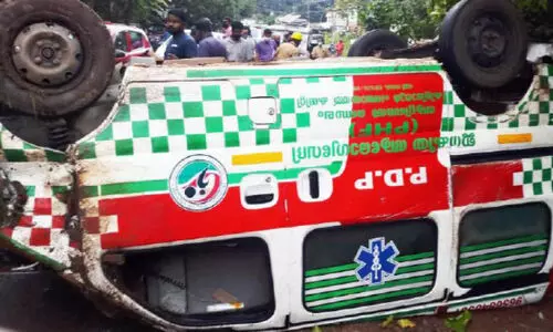 ബൈക്കിലിടിച്ച് നിയന്ത്രണം വിട്ട ആംബുലന്‍സ് മറിഞ്ഞു; രണ്ടു പേർക്ക്​ പരിക്ക്