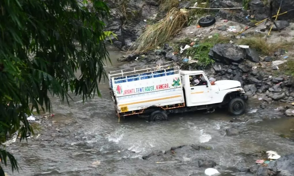ഹിമാചലിൽ പിക്അപ് താഴ്ചയിലേക്ക് മറിഞ്ഞ് ഏഴുപേർ മരിച്ചു ഹിമാചലിൽ പിക്അപ് താഴ്ചയിലേക്ക് മറിഞ്ഞ് ഏഴുപേർ മരിച്ചു