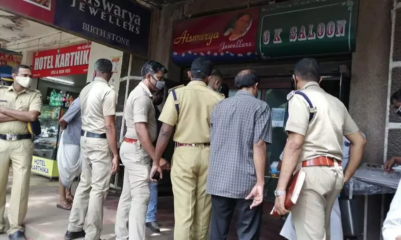 കൊച്ചിയിൽ ജ്വല്ലറിയിൽ ഒന്നരക്കോടിയുടെ കവർച്ച കൊച്ചിയിൽ ജ്വല്ലറിയിൽ ഒന്നരക്കോടിയുടെ കവർച്ച