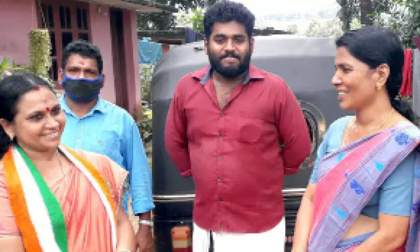 ഒരേ സ്കൂളിലെ അധ്യാപികമാർ നേർക്കുനേർ ഒരേ സ്കൂളിലെ അധ്യാപികമാർ നേർക്കുനേർ