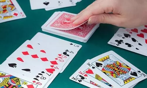 ശീട്ടുകളി; നാലര ലക്ഷവുമായി 12 അംഗസംഘം പിടിയില്‍