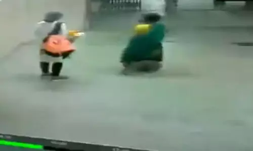 നഴ്‌സെന്ന വ്യാജേന ആശുപത്രിയിലെത്തി നവജാത ശിശുവിനെ തട്ടിക്കൊണ്ടുപോയി VIDEO